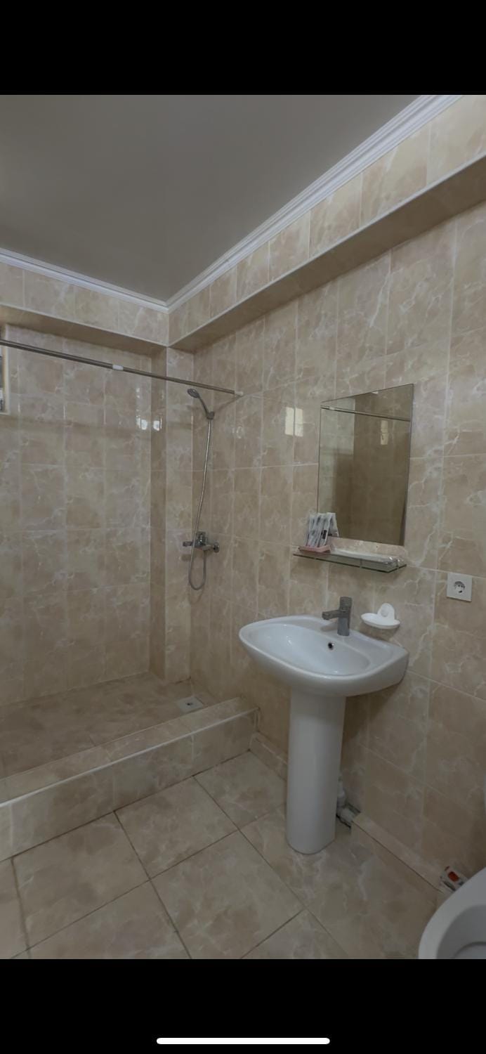 Shower, Toilet