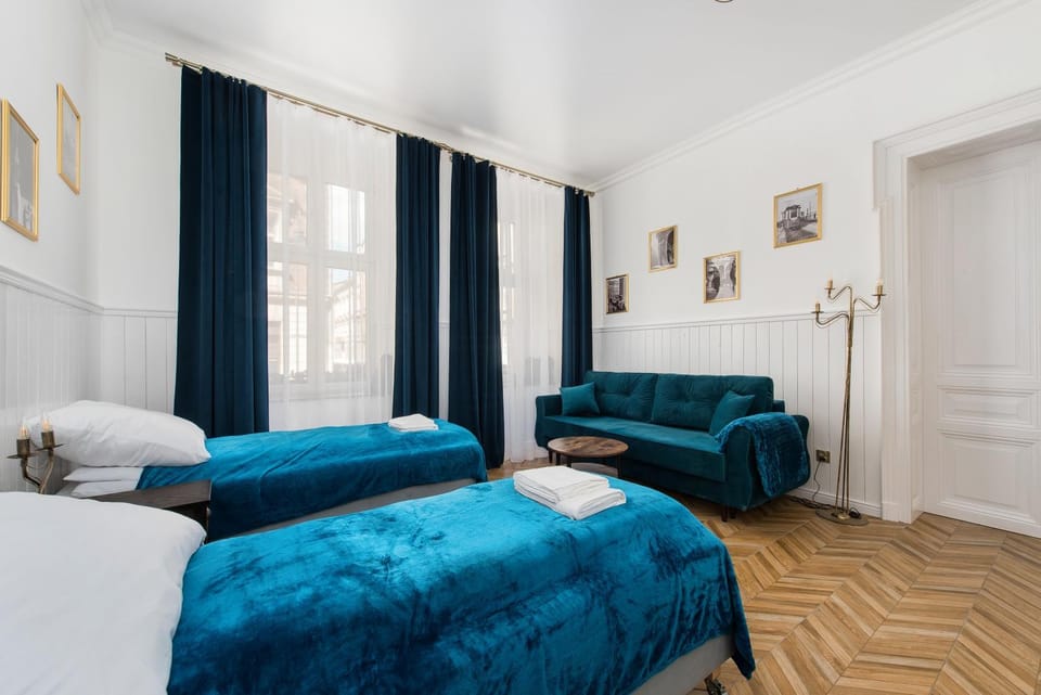 Bed, Living room, Photo of the whole room, Seating area, Bedroom