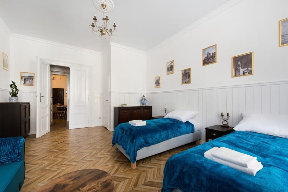 Bed, Living room, Photo of the whole room, Seating area, Bedroom, towels
