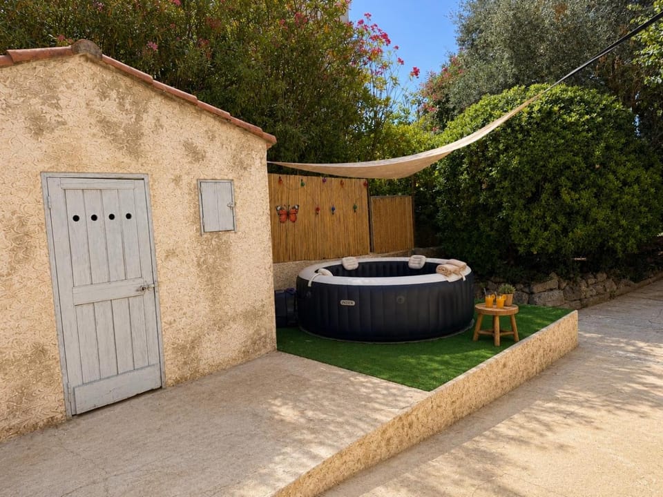 Hot Tub, Hot Tub