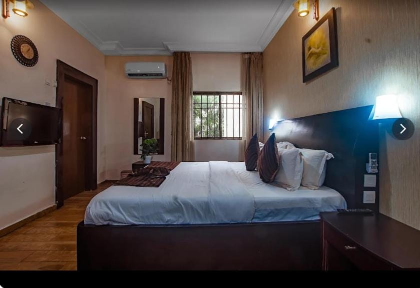 Property building, Bed, Bathroom, TV and multimedia, Photo of the whole room, Bedroom, Food, room service, VIP, air conditioner