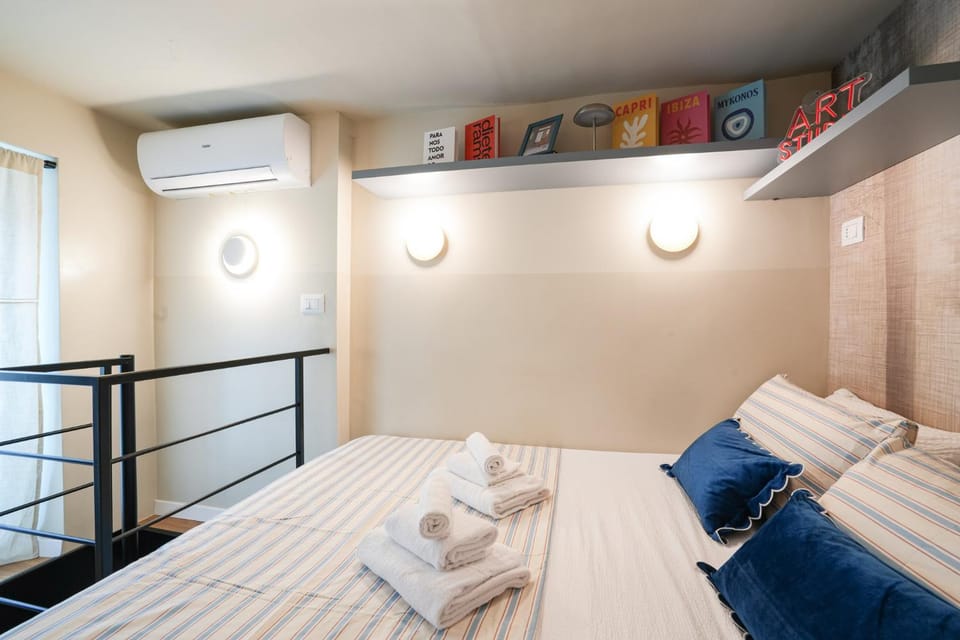 Bedroom, air conditioner
