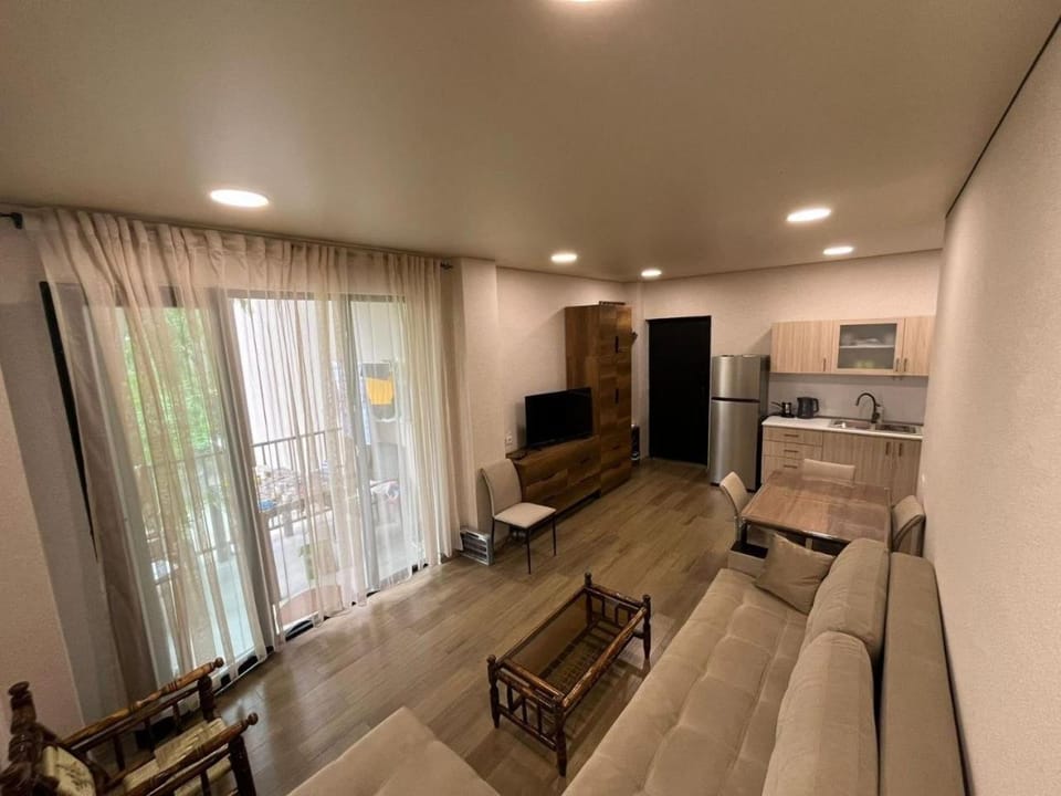 TV and multimedia, Kitchen or kitchenette, Living room, Seating area, Dining area
