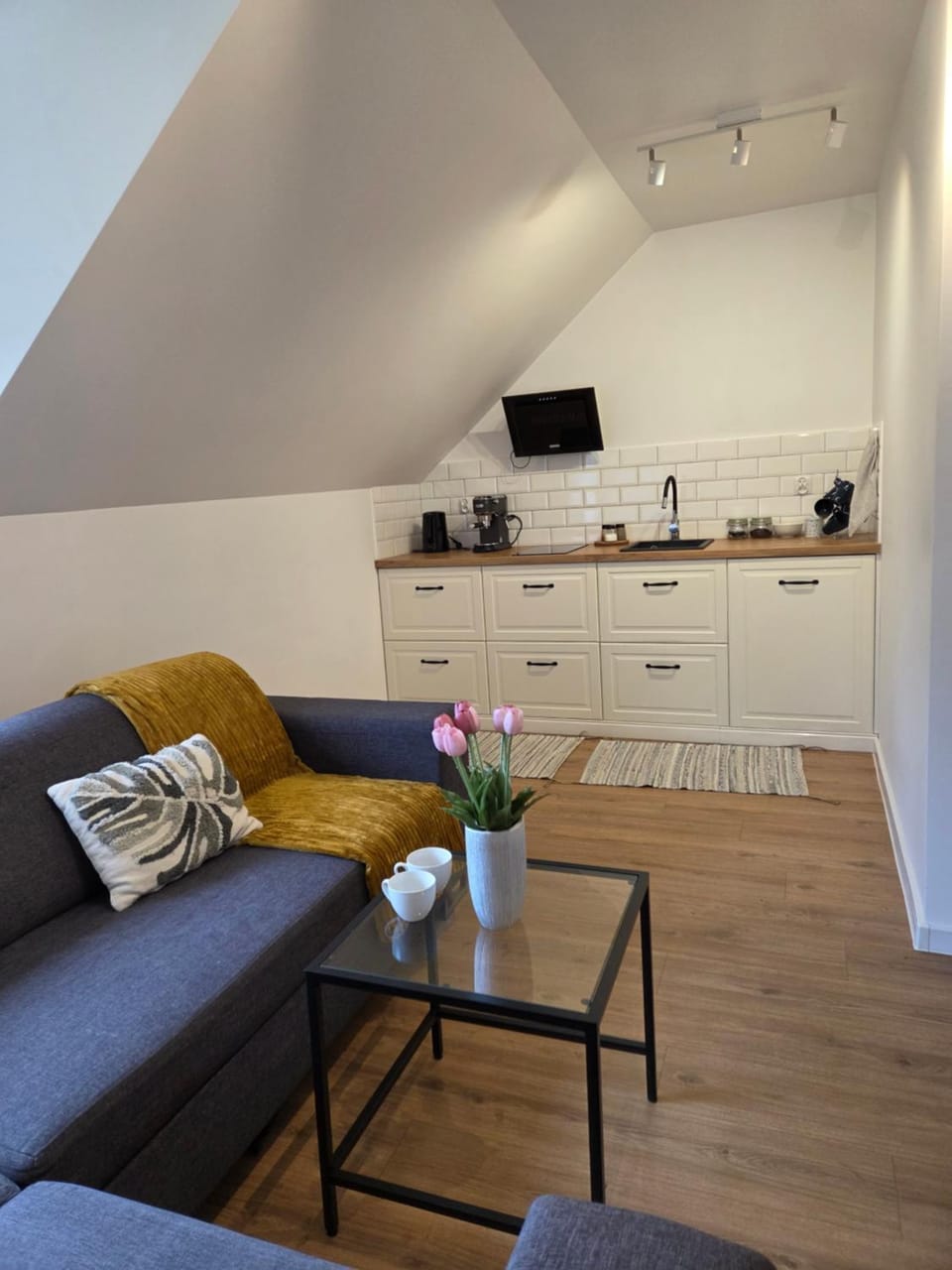 Kitchen or kitchenette, Seating area, stove
