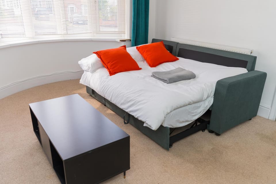 Semi Detached House-Driveway-Central 25 min walk-Garden-King Bed-Dining Area-55-inch Smart TV-Workstation-500Mbps WiFi House in Leicester