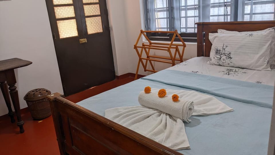 Bed, Bedroom, towels