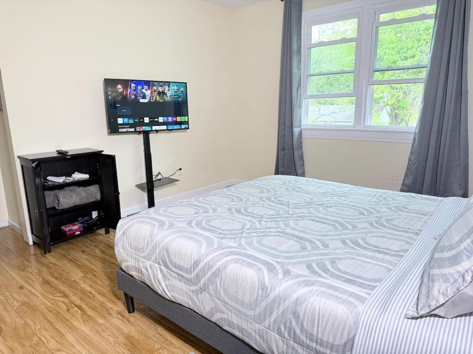 Convenient Stays-with Free Parking, Heat&AC Apt 7 Apartment in Manchester