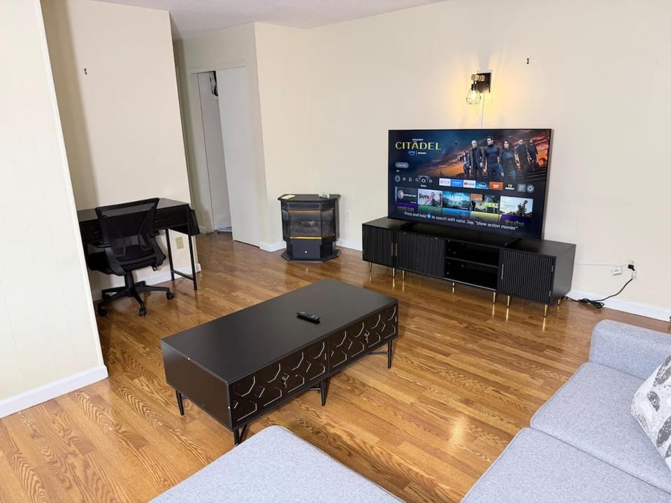 Convenient Stays-with Free Parking, Heat&AC Apt 7 Apartment in Manchester