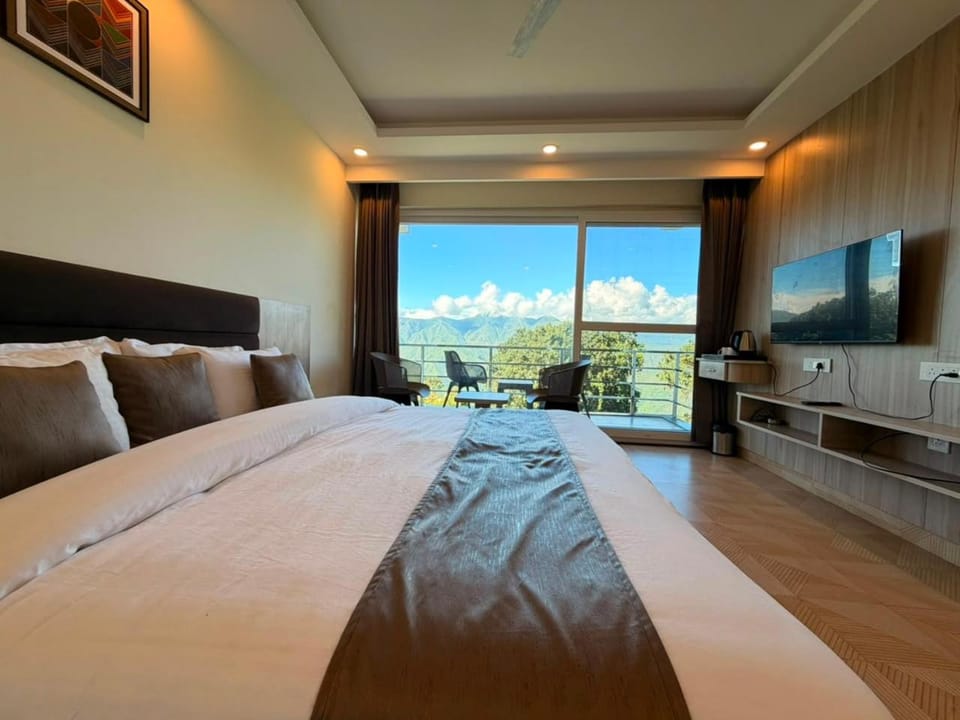 Communal lounge/ TV room, Bed, Natural landscape, TV and multimedia, Living room, Photo of the whole room, Seating area, Evening entertainment, Bedroom