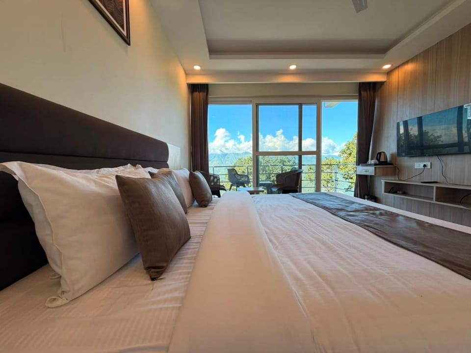 Communal lounge/ TV room, Bed, Natural landscape, TV and multimedia, Photo of the whole room, Evening entertainment, Bedroom, Mountain view