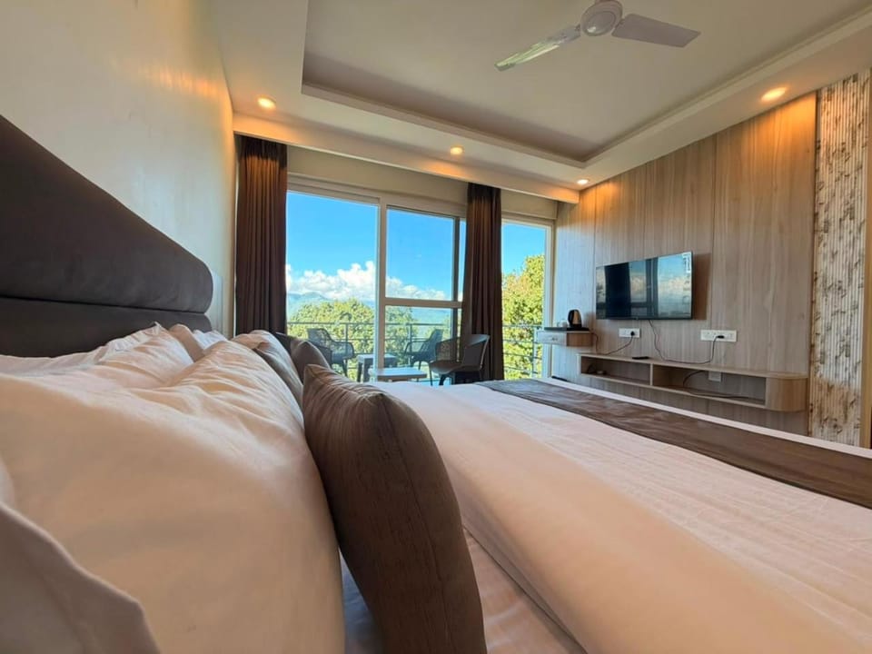 Communal lounge/ TV room, Bed, Natural landscape, TV and multimedia, Photo of the whole room, Evening entertainment, Bedroom, Mountain view