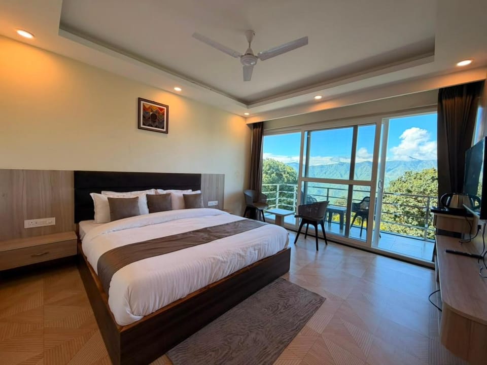 Bed, Natural landscape, TV and multimedia, View (from property/room), Balcony/Terrace, Photo of the whole room, Bedroom, Mountain view, fireplace