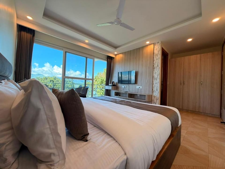 Communal lounge/ TV room, Bed, Natural landscape, TV and multimedia, Living room, Photo of the whole room, Seating area, Evening entertainment, Bedroom