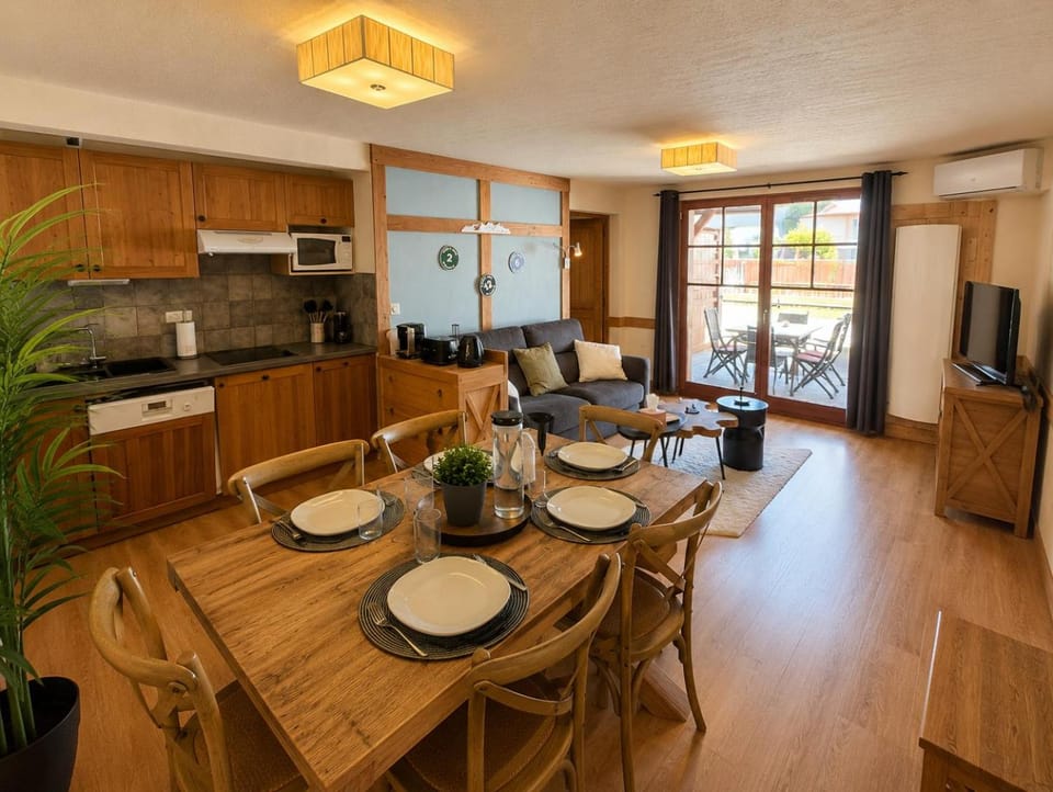 Communal lounge/ TV room, Living room, Dining area