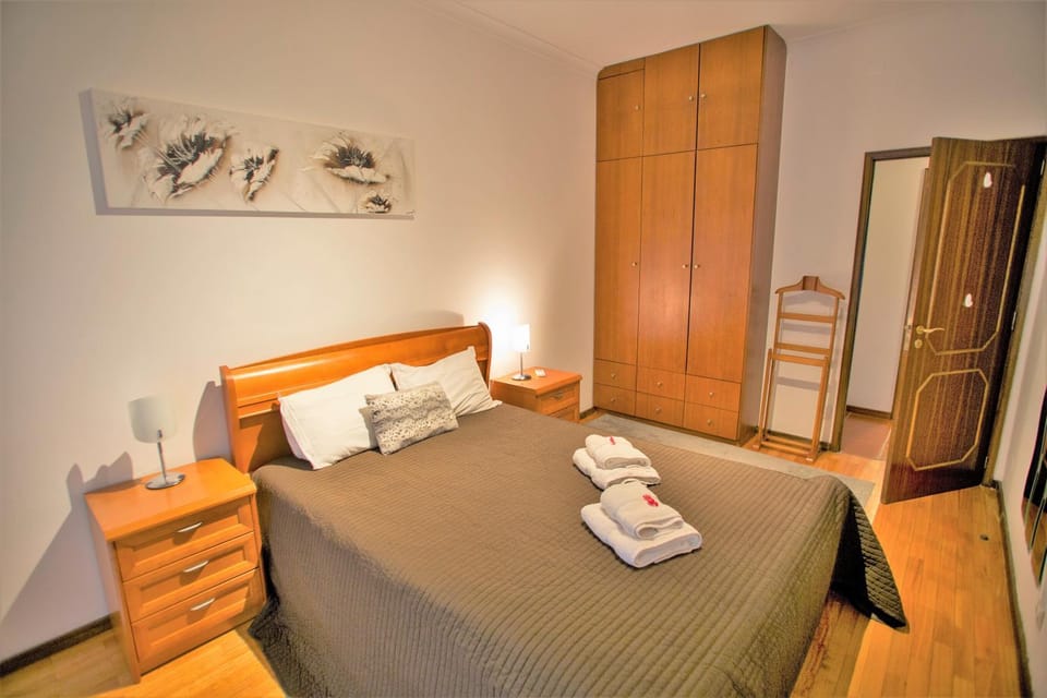 Bed, Bedroom, Street view, towels, wardrobe