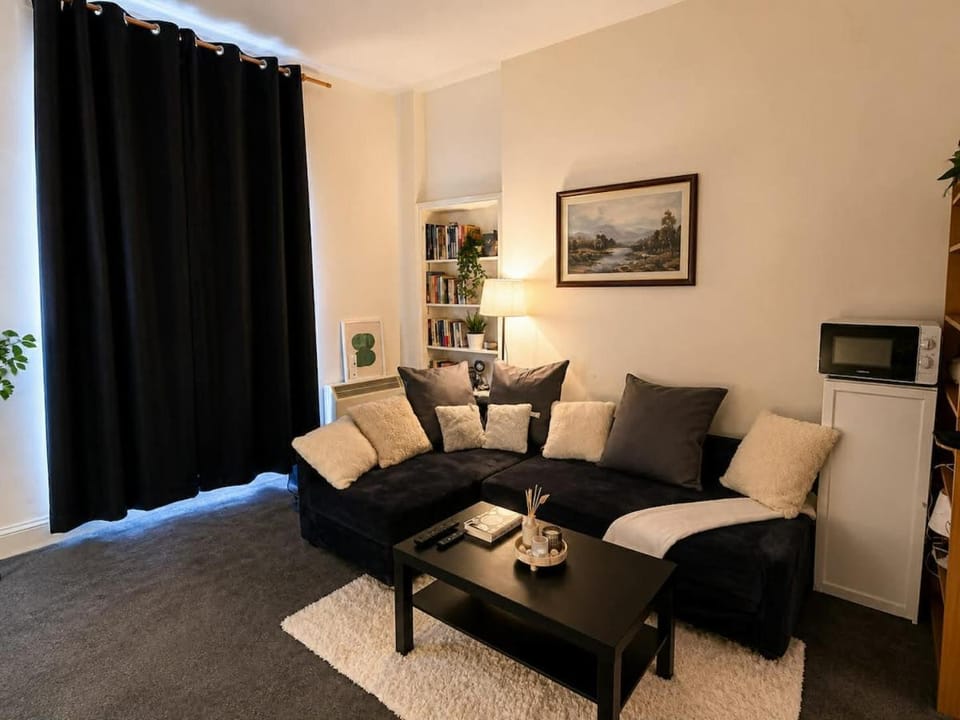 Warm & Spacious 2BR Edinburgh Stay Apartment in Edinburgh