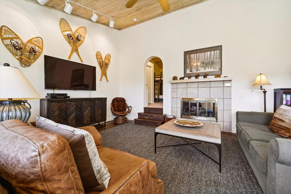Snowflake Lookout, 4 Oclock Area Townhome, Private Hot Tub House in Breckenridge