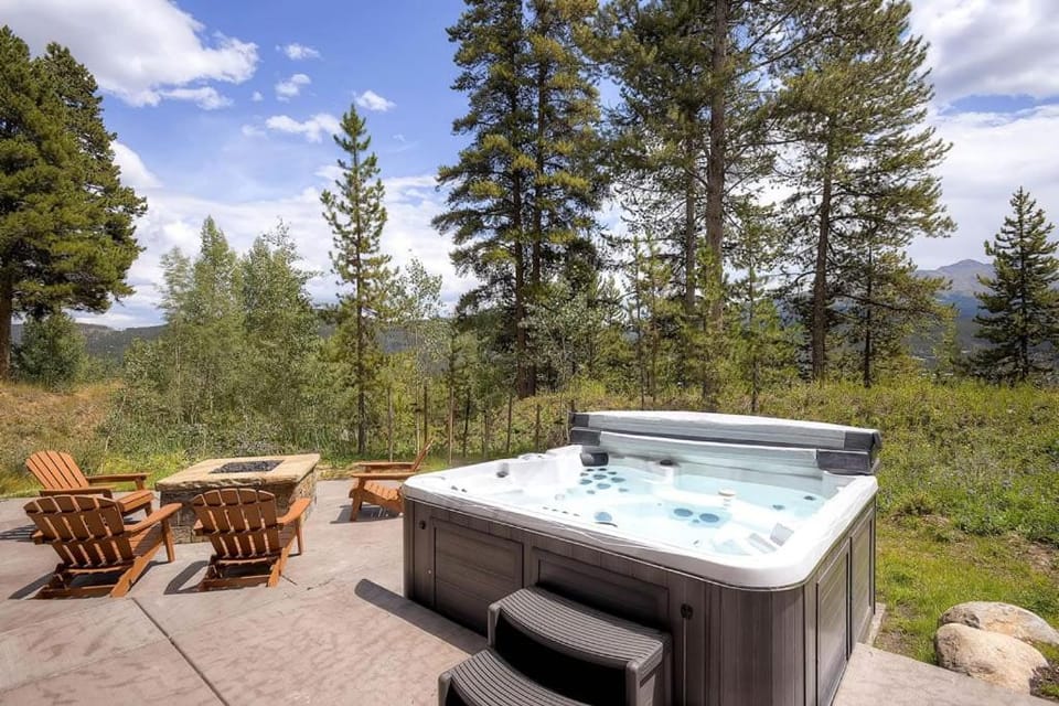 Sunrise Ski Haus, Stunning Mountain Views and Private Hot Tub House in Breckenridge