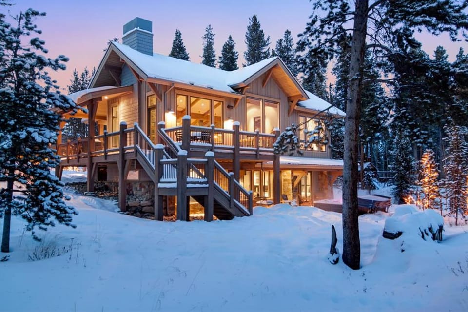 Sunrise Ski Haus, Stunning Mountain Views and Private Hot Tub House in Breckenridge