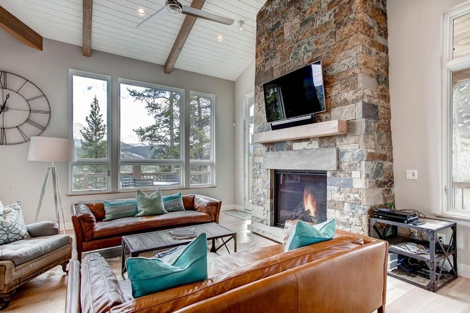 Sunrise Ski Haus, Stunning Mountain Views and Private Hot Tub House in Breckenridge