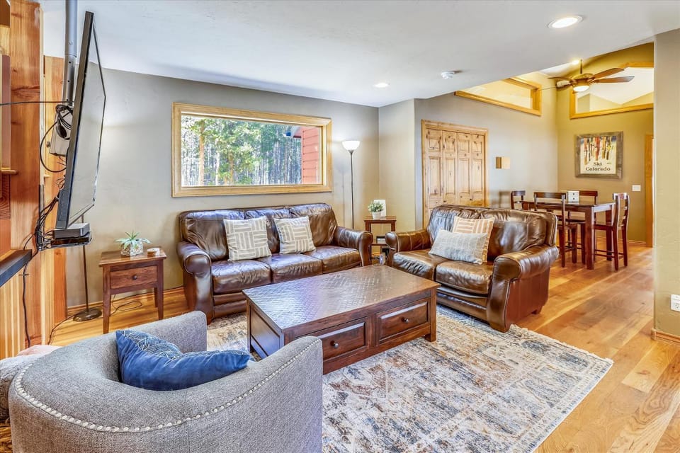 Snowy River Retreat, Quiet and Peaceful Rustic Private Home in Breckenridge, Hot Tub House in Breckenridge