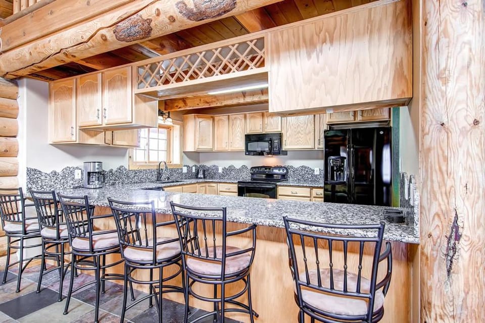 Snowshoe Retreat, True Mountain Getaway, Updated Log Home House in Summit County