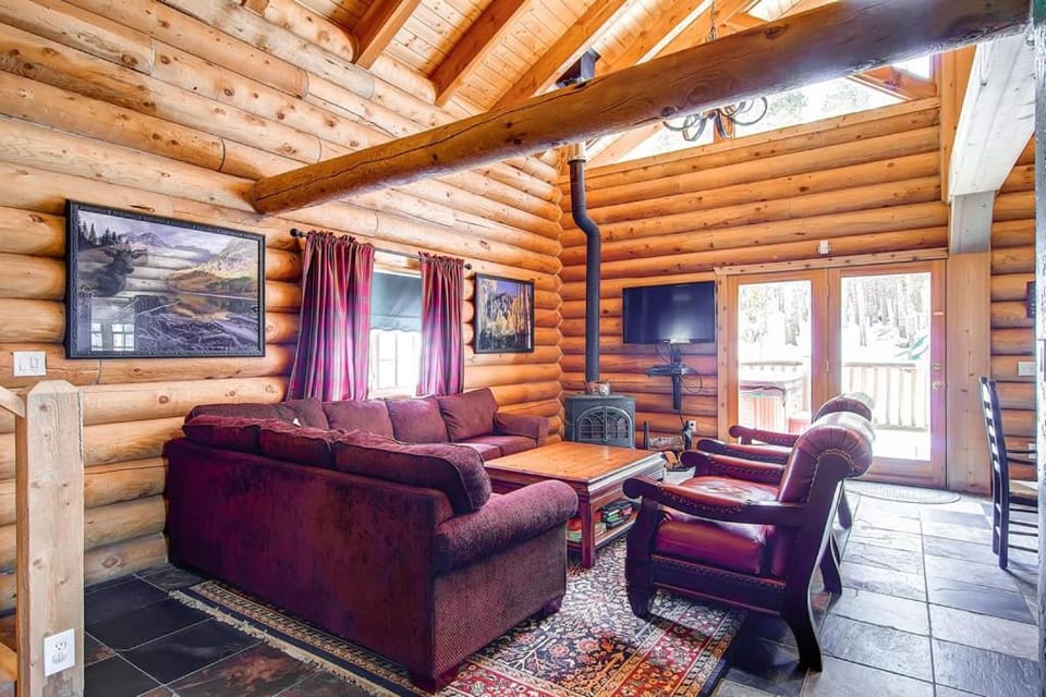 Snowshoe Retreat, True Mountain Getaway, Updated Log Home House in Summit County