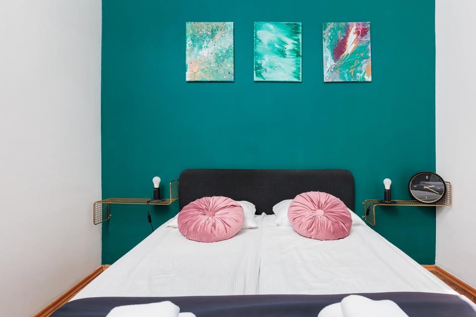 Bed, Photo of the whole room, Decorative detail, Bedroom, towels