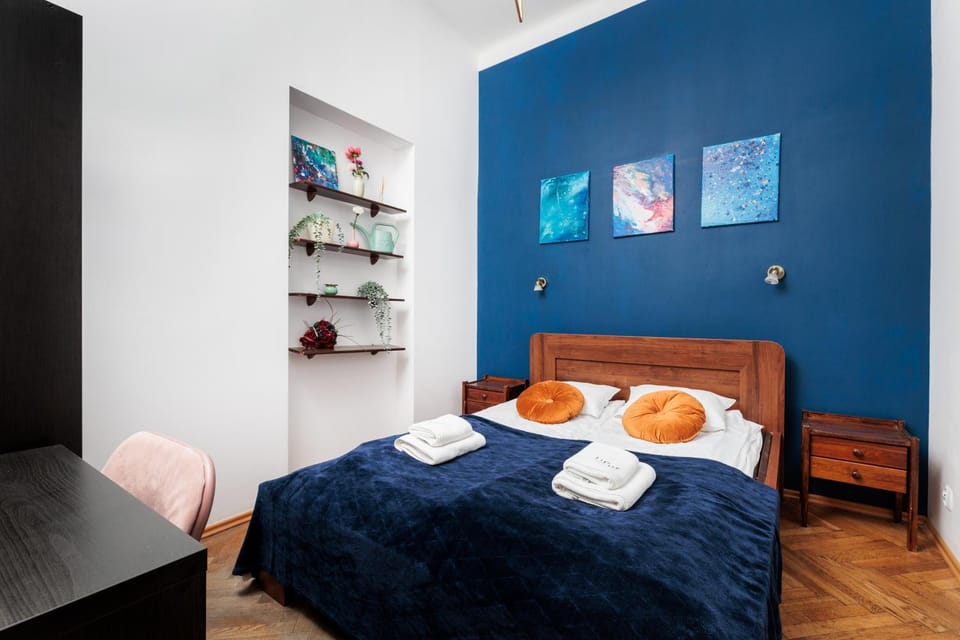 Bed, Photo of the whole room, Decorative detail, Bedroom, towels