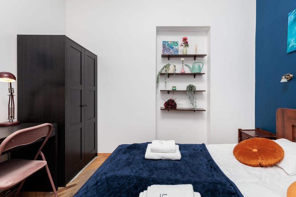 Bed, Photo of the whole room, Decorative detail, Bedroom, towels, wardrobe