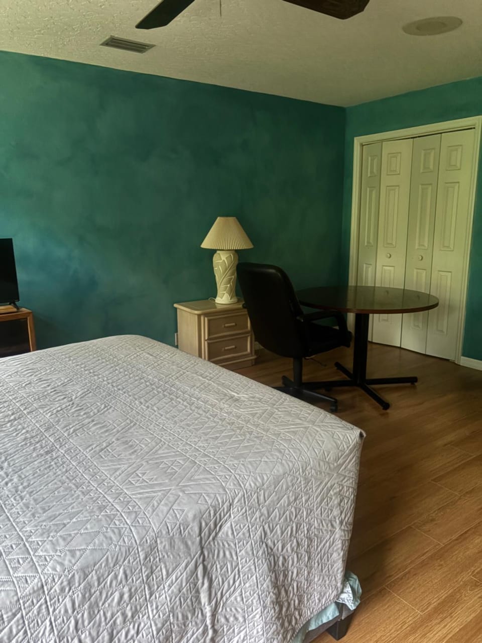 R-Room- 2nd floor in an Awesome Villa 20 minutes from the beach Vacation rental in Melbourne