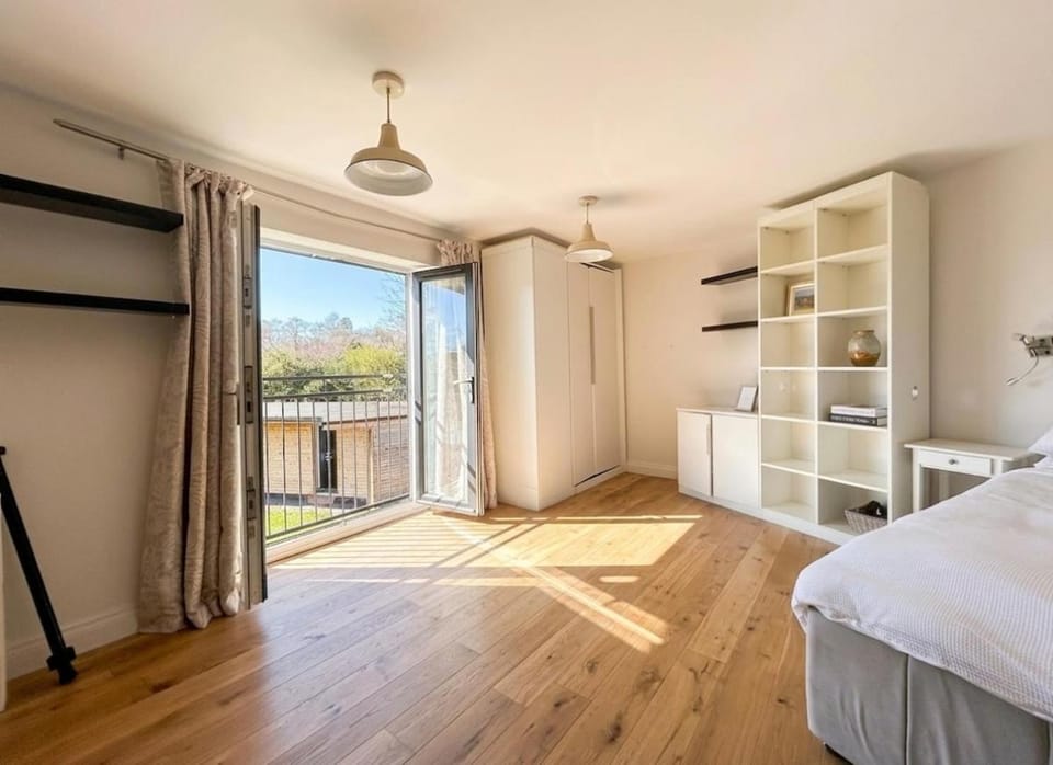 Stay, Sip & Smile, Your Happy Escape House in Sidcup