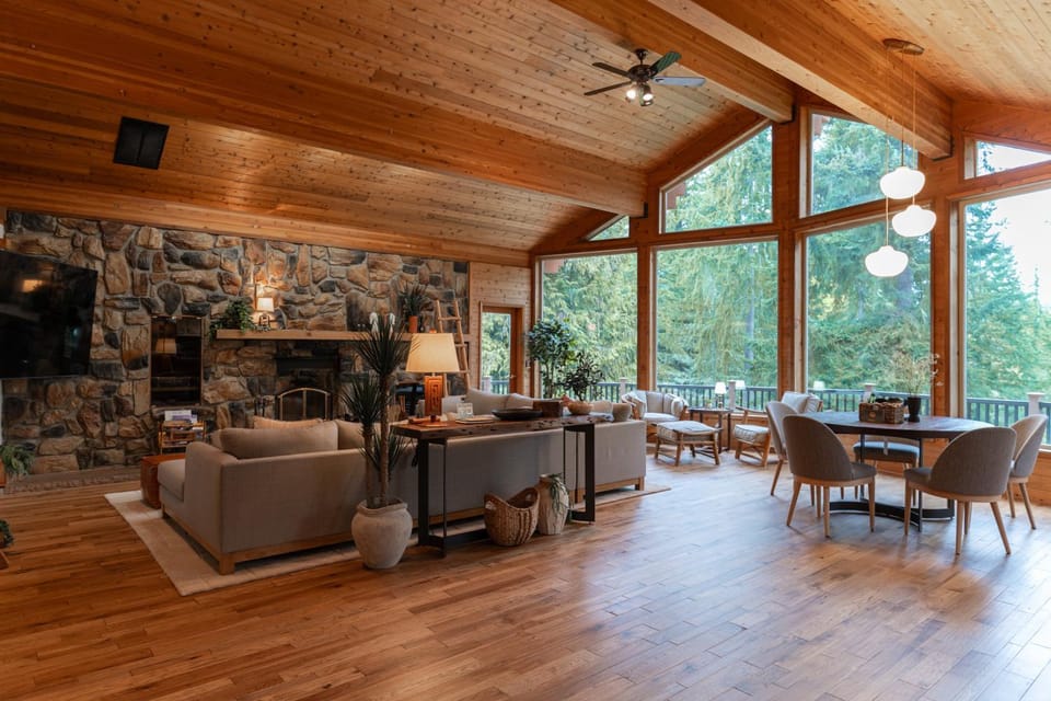 Hurricane Hideaway - Glass-Roof Hot Tub - Sleeps 16 House in Washington