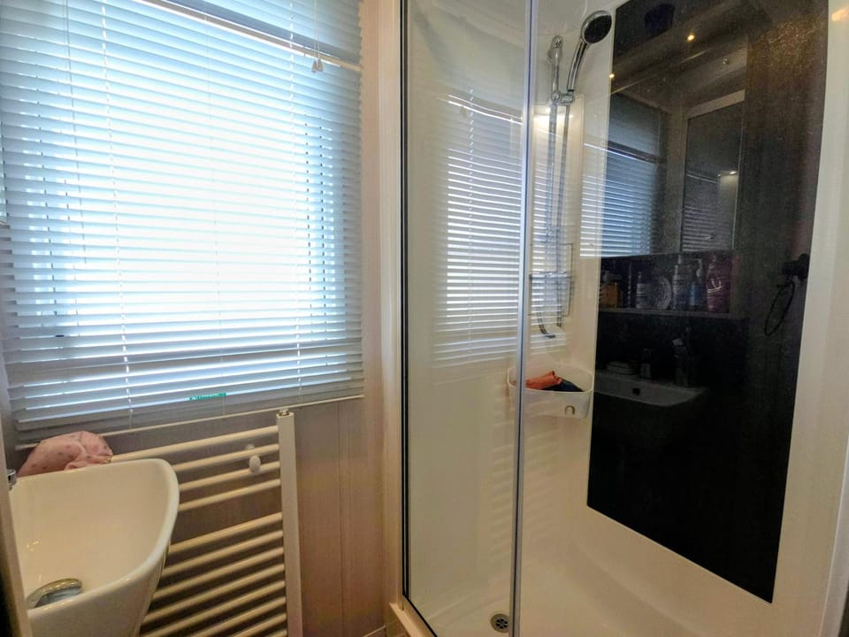 Shower, Toilet