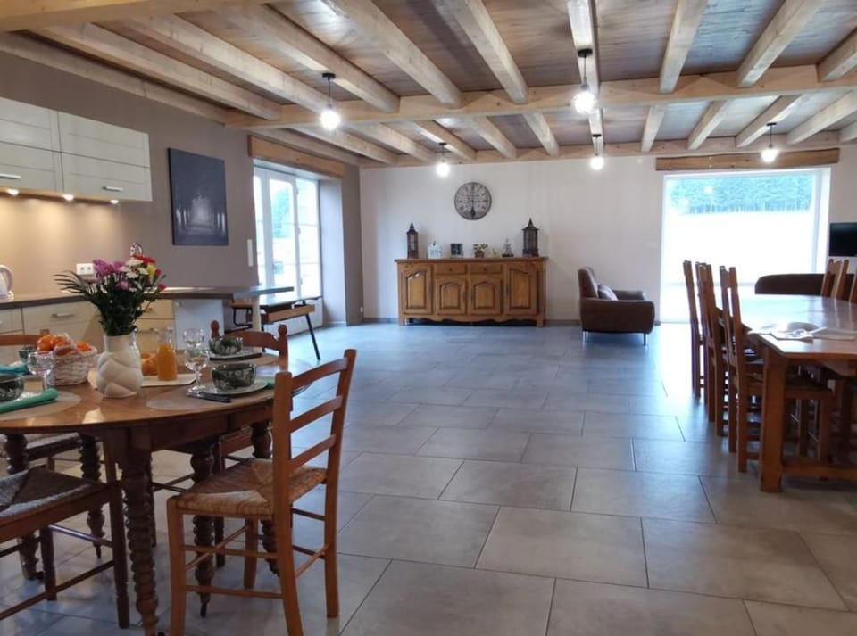 Grand gîte rénové 8 pers en Haute-Loire calme et nature House in Auvergne-Rhône-Alpes