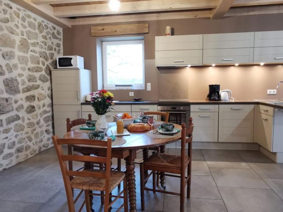 Grand gîte rénové 8 pers en Haute-Loire calme et nature House in Auvergne-Rhône-Alpes