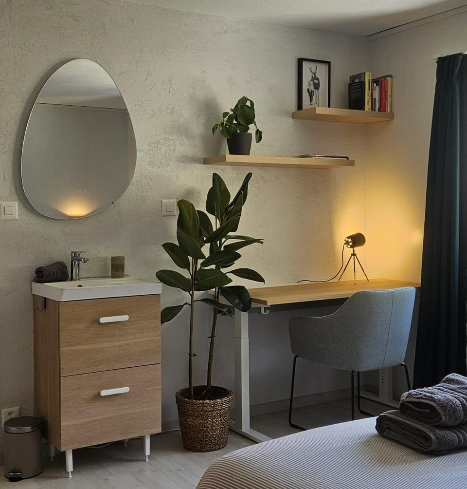 Photo of the whole room, Bedroom