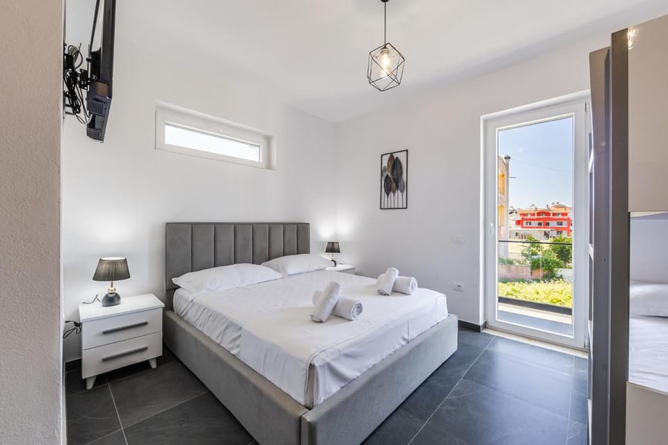 Bed, View (from property/room), Balcony/Terrace, Photo of the whole room, Bedroom, towels, air conditioner