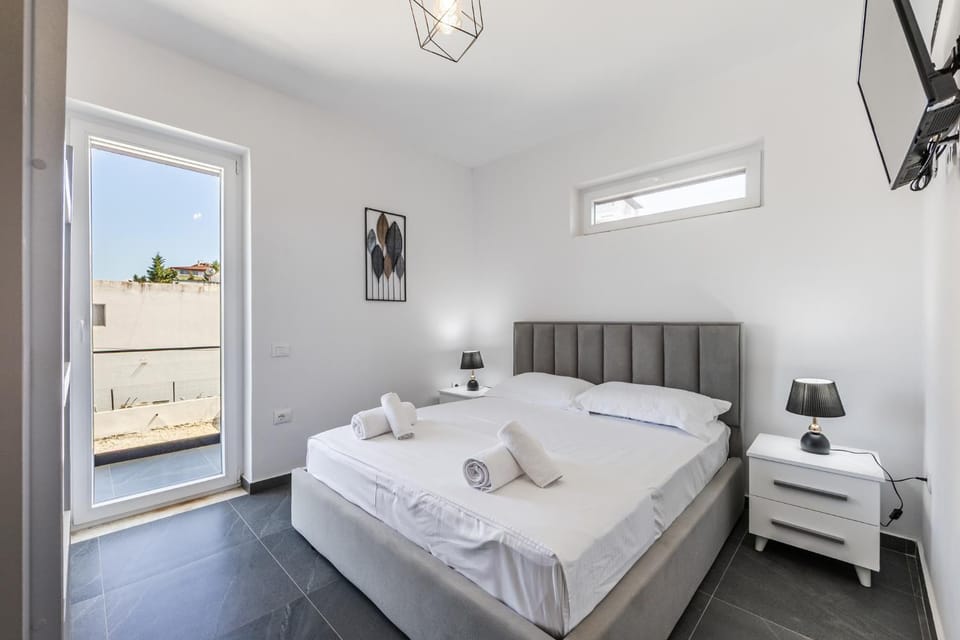 Bed, Photo of the whole room, Bedroom, towels, air conditioner