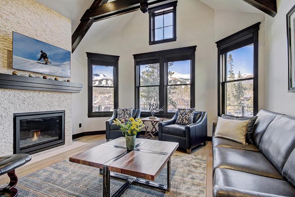 Experience The Bogart House with stunning mountain views, close to town, Hot Tub House in Breckenridge