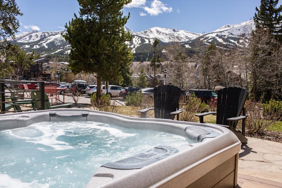 Experience The Bogart House with stunning mountain views, close to town, Hot Tub House in Breckenridge