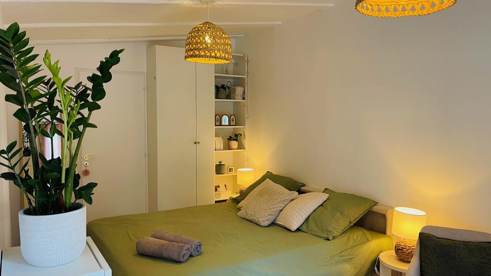 Bed, Night, Photo of the whole room, Bedroom