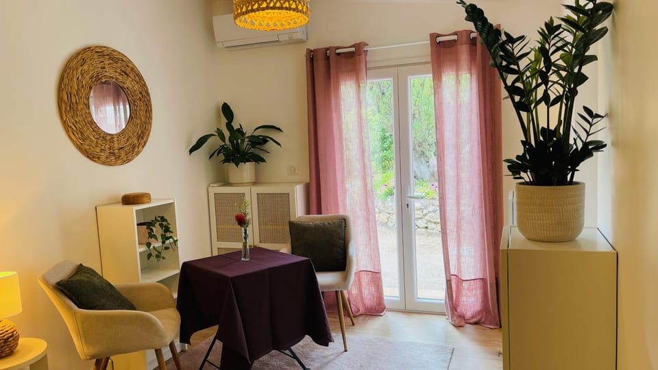 Photo of the whole room, Garden view