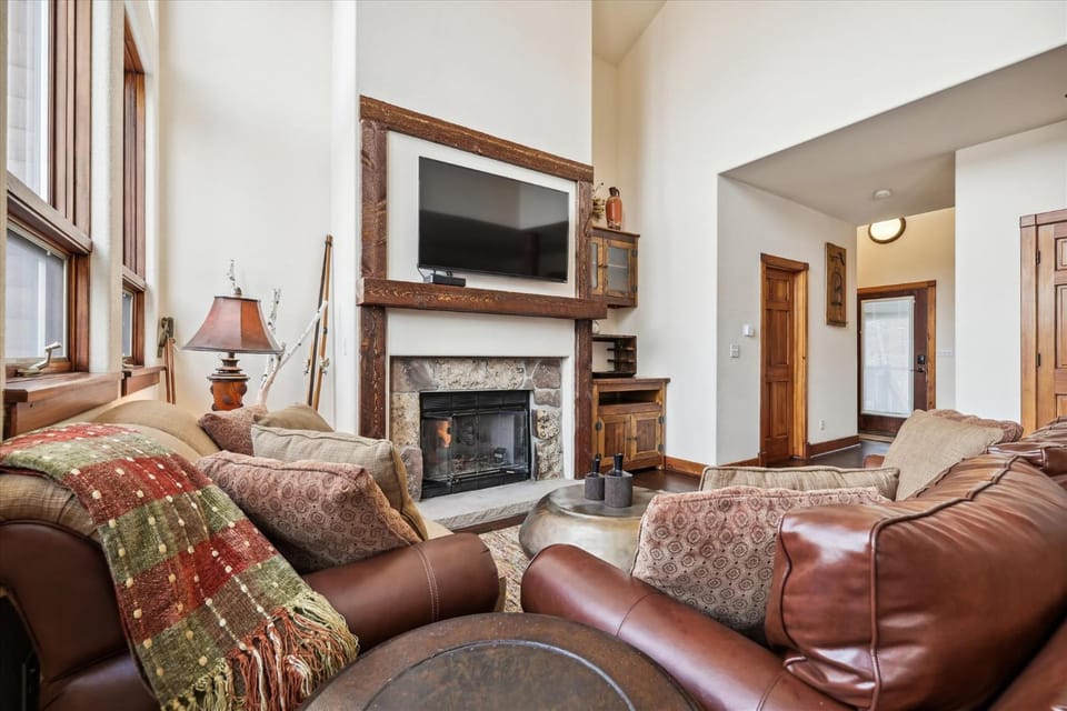Experience the stunning mountain views at Water Dance Retreat, dog friendly House in Frisco