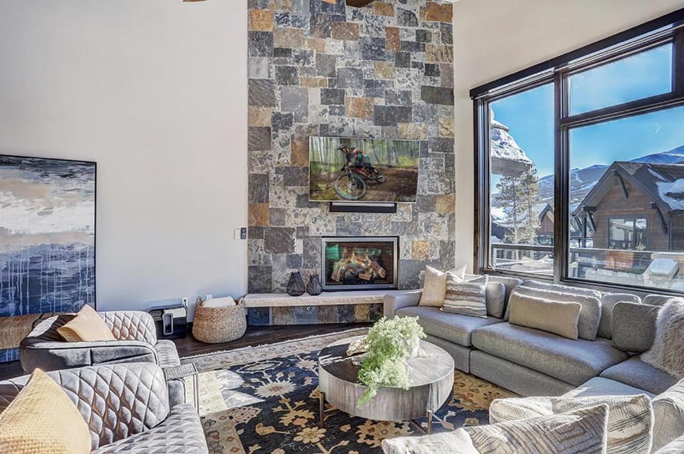 Wintours Leap has easy ski access and private hob! House in Breckenridge