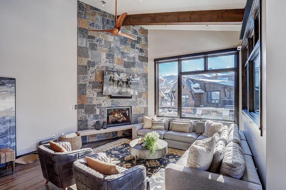 Wintours Leap has easy ski access and private hob! House in Breckenridge