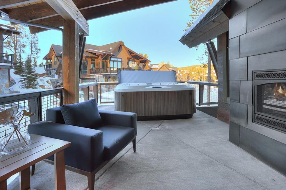 Wintours Leap has easy ski access and private hob! House in Breckenridge