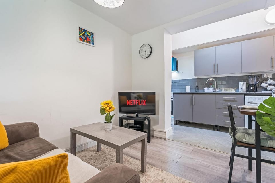 TV and multimedia, Kitchen or kitchenette, Living room, Seating area, Dining area, Evening entertainment, oven, stove