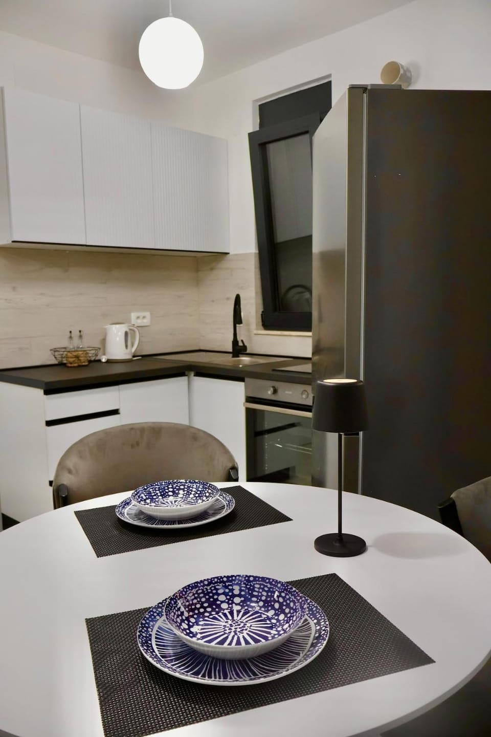 Kitchen or kitchenette, Dining area, oven