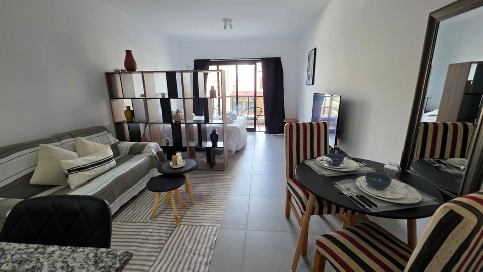 TV and multimedia, Living room, Photo of the whole room, Seating area, Dining area